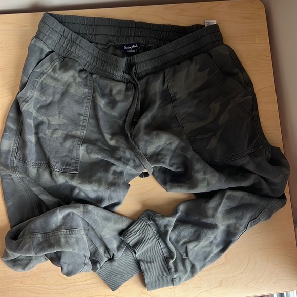 Splendid camo joggers- women medium - Picture 1 of 3